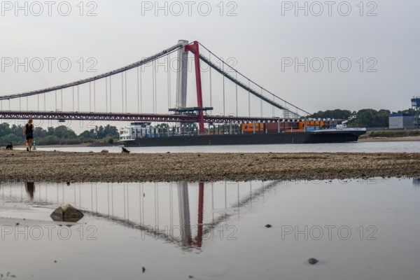 Rhine at Emmerich, extremely low water, Rhine level at 0 cm, falling trend, Rhine bridge B220,
