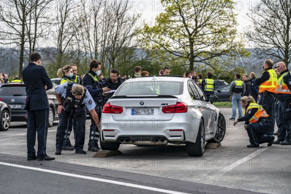 Joint inspection by customs and police, on the A3 motorway towards Cologne, at the Stindertal