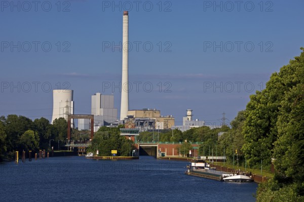 Rhine-Herne Canal at the Wanne-Eickel lock with the STEAG power station in Baukau, Herne, Ruhr
