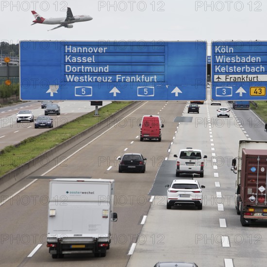 Aircraft from the airport located directly next to the motorway above the traffic on the A5