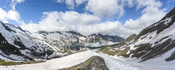 Panorama, hiking trail with cairns, mountain landscape with snow fields, summit Hoher Weißzint and