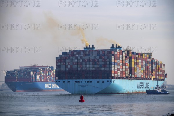 Harbour tugs bring the container freighter Madison Maersk from its berth at the RWG Container