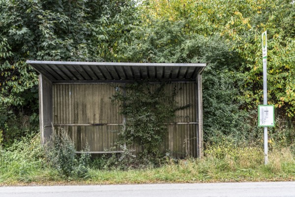 Bus stop in the countryside, on the L828, on Eggestraße, neglected bus shelter, line to