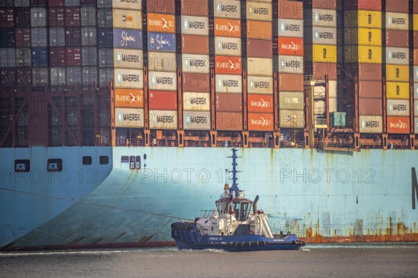 Harbour tugs bring the container freighter Madison Maersk from its berth at the RWG Container