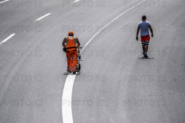Marking work after the renewal of the road surface on the A40 motorway between the Kaiserberg