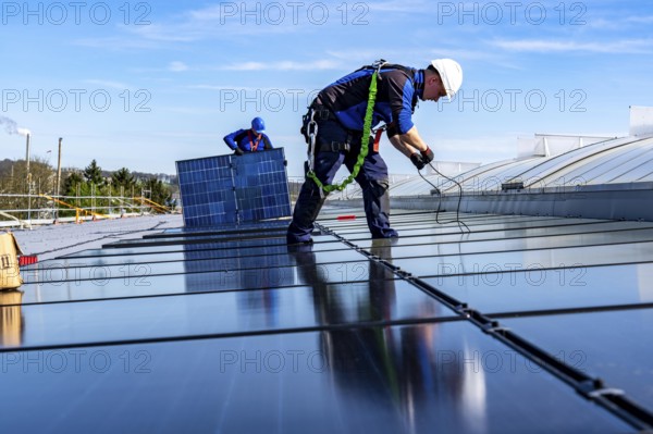 Installation of solar modules on the roof of a commercial enterprise, over 400 photovoltaic modules