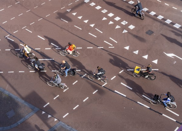Crossing at Lange Viestraat, markings for cars and bicycles, green phase only for cyclists to be