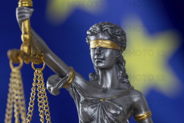 Symbolic image: Justitia in front of a European flag