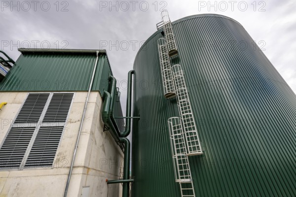 Biogas plant, with hot water storage tank, the gas is produced from various biomass, including