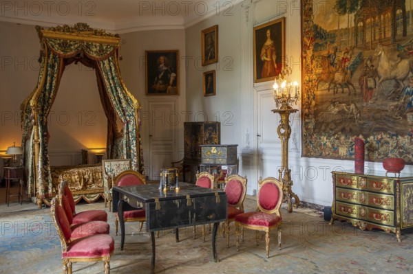 Louis XVI canopy bed, lit à la polonaise in the Amblise Room at Château de Bel?il, Baroque castle