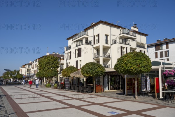Beach promenade with tourists, Swinemünde, Usedom Island, Baltic Sea, Poland, Europe
