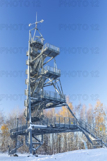 Glückauf tower in the snow, spoil heap from the former Deutschlandschacht in Oelsnitz in the Ore