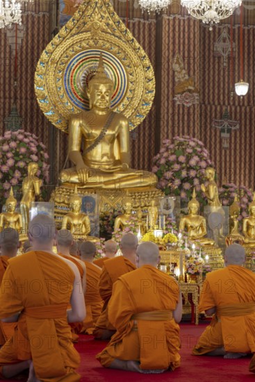 Puja at Wat Chana Songkhram, Bangkok, Thailand, Asia