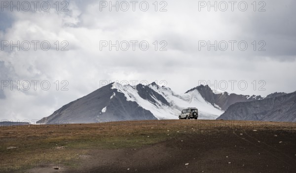 Off-road vehicle, Glaciated and snow-covered peaks, Ak Shyrak Mountains, near Kumtor, Kara-Say,