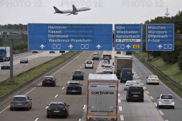 Aircraft from the airport located directly next to the motorway above the traffic on the A5