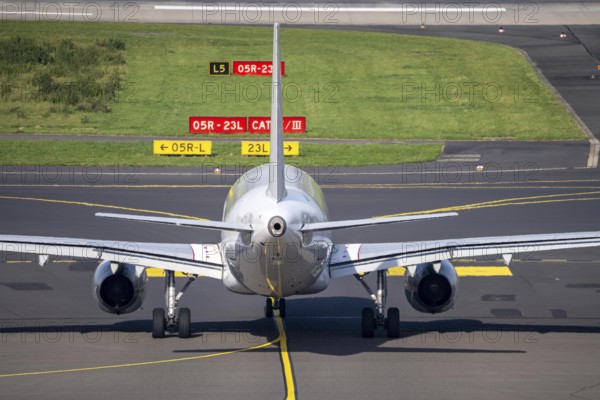 Düsseldorf Airport, aircraft on the taxiway, markings on the apron
