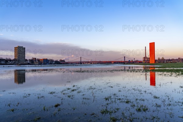 Rhine floods, Duisburg-Kaßlerfeld, floods, behind the Friedrich-Ebert-Rhine bridge, sculpture Rhine