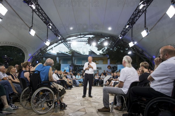 Olaf Scholz (Chancellor of the Federal Republic of Germany, SPD) surrounded by guests at the