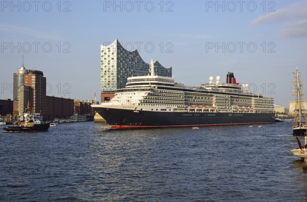 Europe, Germany, Hanseatic City of Hamburg, Elbe, Elbe Philharmonic Hall seen from the water,
