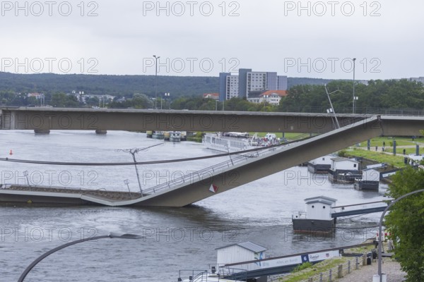 In the early hours of the morning, a section of the Carola Bridge collapsed for unknown reasons.