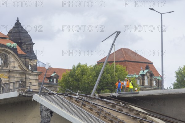 In the early hours of the morning, a section of the Carola Bridge collapsed for unknown reasons.