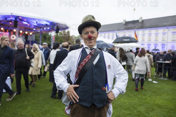 Visitor dressed as a clown at the Federal President's Citizens' Festival in the Bellevue Palace