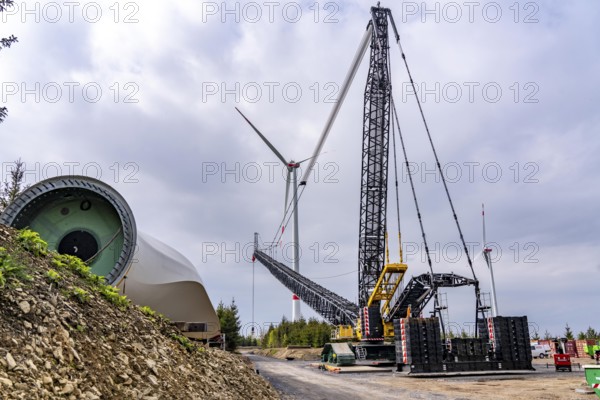 Erection of a wind turbine, wind energy plant, erection of the crawler lattice crane for blade