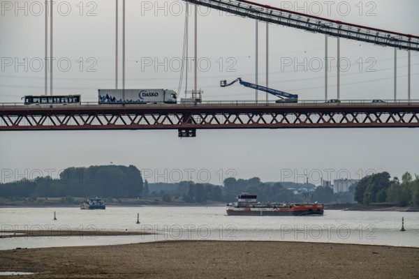 Rhine at Emmerich, extremely low water, Rhine level at 0 cm, falling trend, Rhine bridge B220,