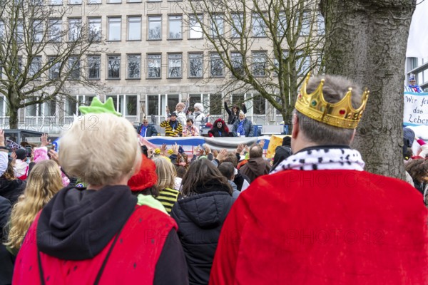 Rose Monday parade in Düsseldorf, spectators, in costumes, at the street carnival, North