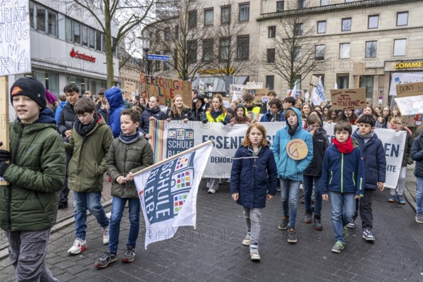 Pupils demonstrate against right-wing extremism, under the motto Schule bleibt Bunt (school remains