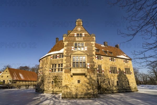 The snow-covered moated castle Burg Vischering near Lüdinghausen, Münsterland, North