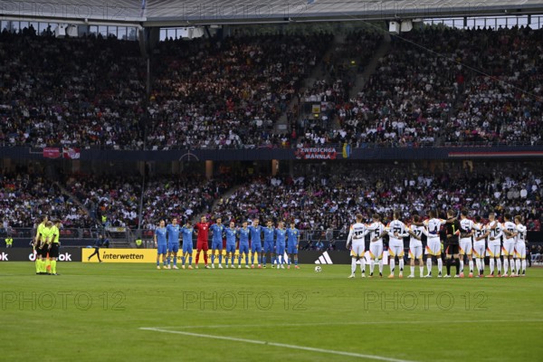 Mourning, remembrance, minute of silence, minute of silence for the deceased Bernd Hölzenbein, Team