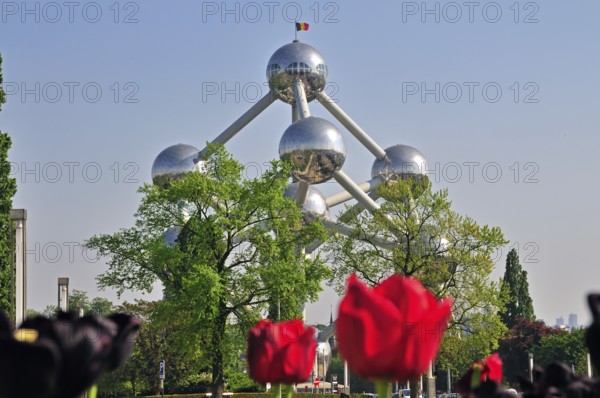 Atomium, built in 1958 for the World Exhibition, uses nine atoms to represent the body-centred