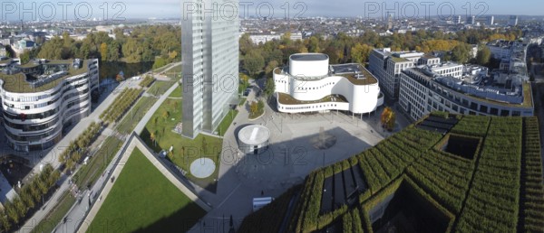 Gustaf-Gründgens-Platz mit Schauspielhaus, Dreischeibenhaus und mit Hainbuchen begrünter