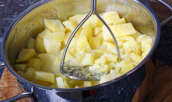 German cuisine, preparation of potatoes for sauerbraten with mashed potatoes, potato masher, potato