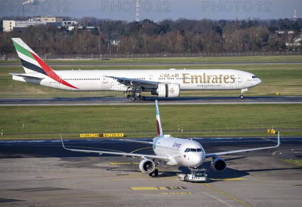 Emirates Boeing 777 aircraft after landing at Düsseldorf Airport, main runway 05R/23L, South, DUS,