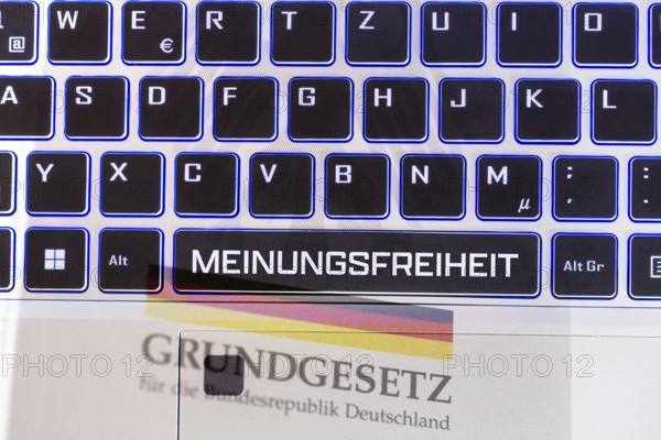 Keyboard labelled MEINUNGSFREIHEIT (symbolic image, composing)