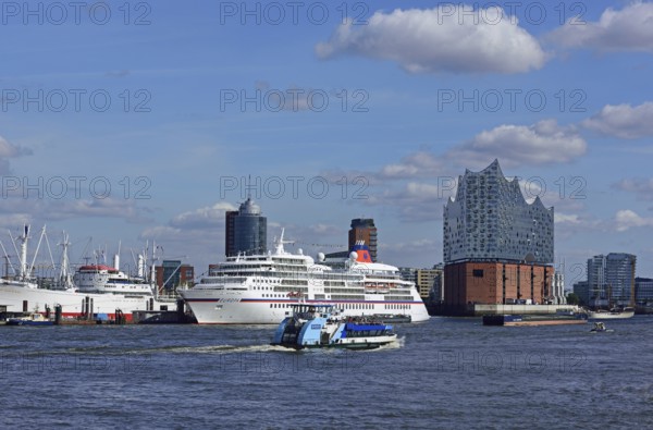 Europe, Germany, Hanseatic City of Hamburg, Elbe, Elbe Philharmonic Hall, Cap San Diego, Museum