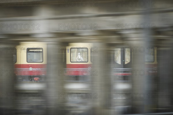 Symbolic photo on the topic of accessibility in public transport. A light rail vehicle travels