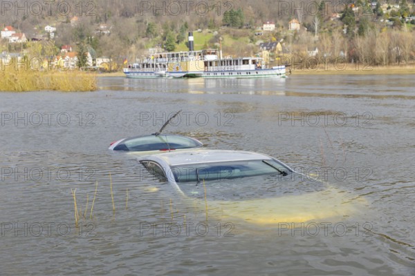 Recently, an inadequately secured car sank in the flood waters of the Elbe and was only located