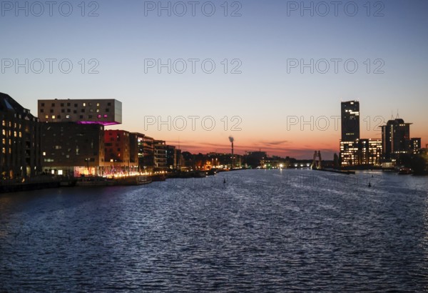 Sunrise at the Oberbaum Bridge, view over the Spree to the Treptow Towers, Berlin, 17.10.2024.,