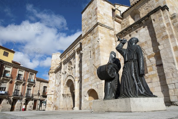 Bronze statue of Merlú in the Plaza Mayor, one of the most representative figures of Holy Week in
