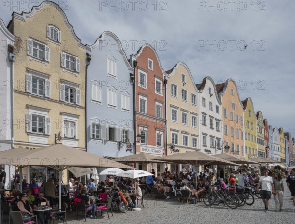 Late baroque row of houses, in front of it well-frequented cafés, Upper Town Square, Schärding,