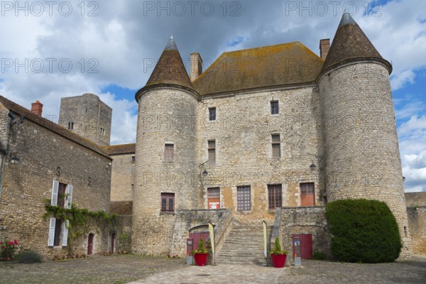 Altes, mittelalterliches Schloss mit markanten Türmen und Steinmauern unter bewölktem Himmel,