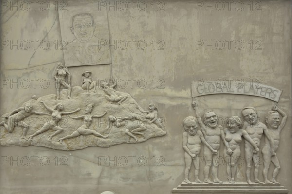 Sculpture Ludwigs Erbe by Peter Lenk 2003, Hartz, citizen's income, social welfare, satire,