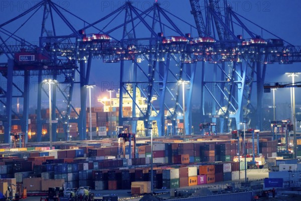 Container terminal Tollerort, container ships are loaded and unloaded, one of 4 container terminals
