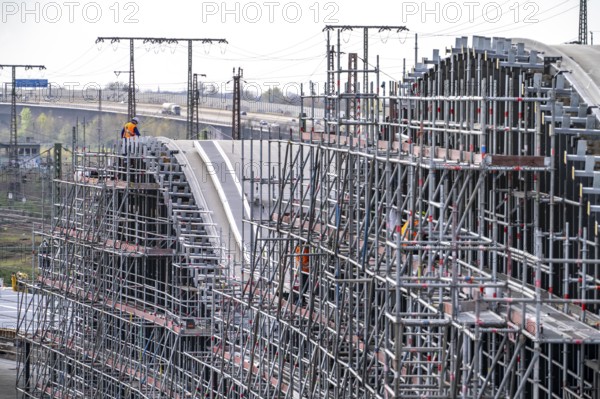Modernisation of Duisburg Central Station, the platforms of the 13 tracks are being renewed, the