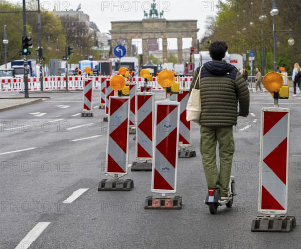Nissen lights and warning banners, Unter den Linden, Brandenburg Tor, Berlin, Germany, Europe