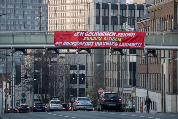Large banner calls on people to stay at home, demands solidarity, Alfredstraße, B224, effects of