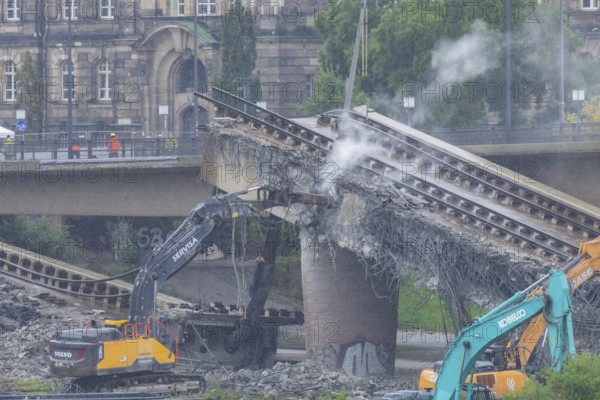 In the early hours of the morning, a section of the Carola Bridge collapsed for unknown reasons.